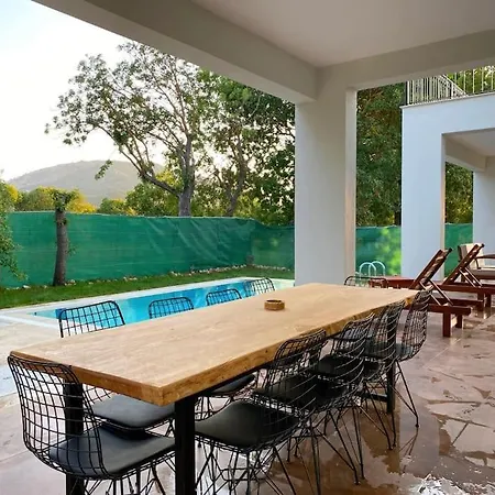 4 Bedroomwith Private Pool Nature Interwined * フェティエ